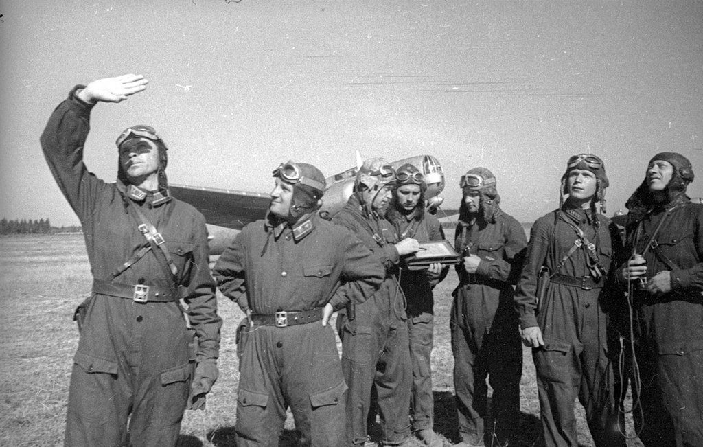 Группа летчиков наблюдает за полетом, 1939 - 1941