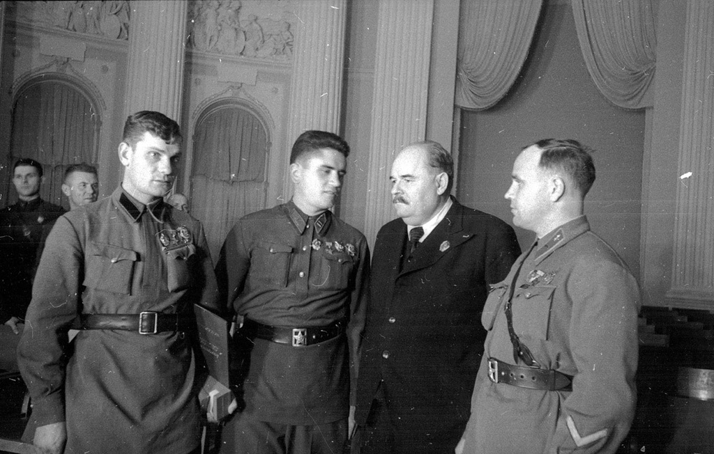 Алексей Егорович Бадаев с награжденными, 1940 год, г. Москва