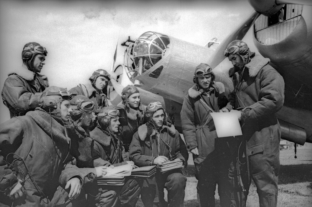 Перед полетом (получает задание), 1939 - 1941