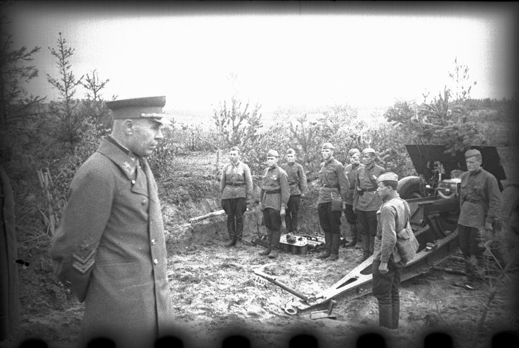 Нарком Семен Тимошенко осматривает маскировку. Тактические учения в Западном Особом военном округе, август - сентябрь 1940