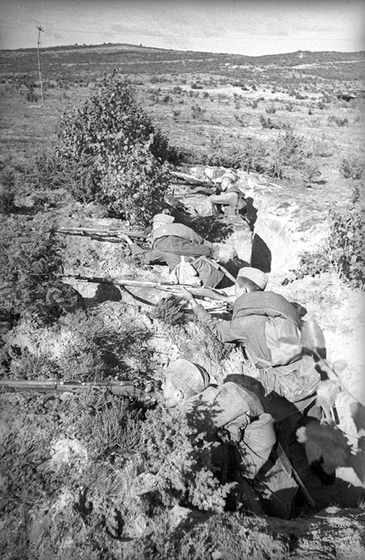В окопе. Пулеметчики и отделения. Тактические учения в Западном Особом военном округе, август - сентябрь 1940
