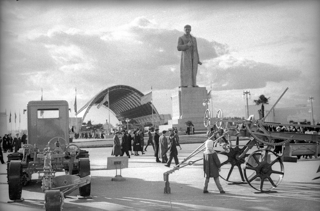 Открытие Всесоюзной сельскохозяйственной выставки. Скульптура Сталина у главного павильона, 1939 год
