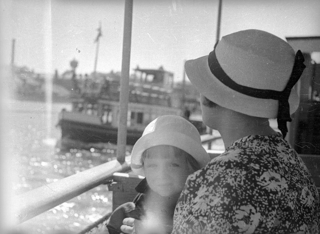 В речном трамвае. Маленькая девочка - дочь фотографа Нинель, 1934 год, г. Москва. Выставка «Привет, привет! Пока, пока!» с этой фотографией.