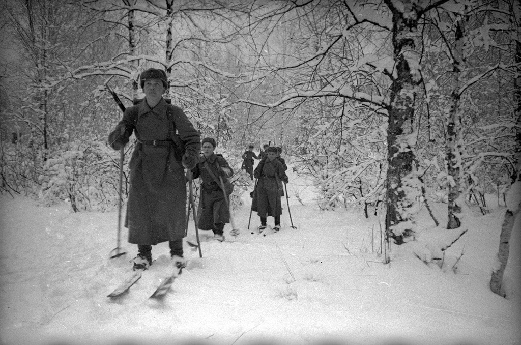 В зимнем лагере. Бойцы на лыжах в лесу, январь - февраль 1940. Выставка «10 лучших фотографий: "Лыжню!"»  с этой фотографией.