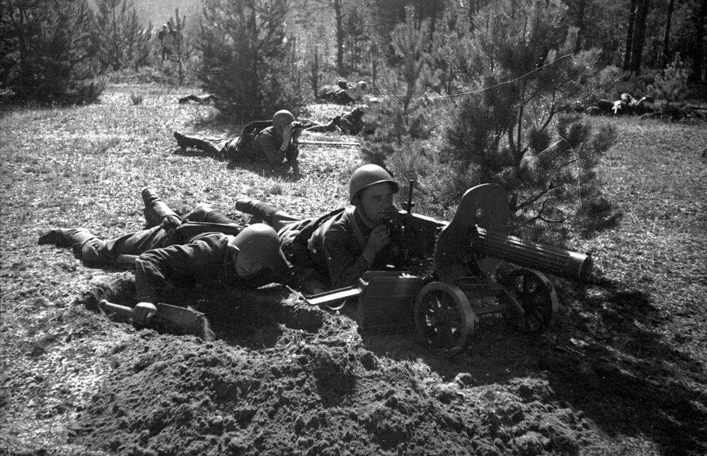 Пулемётчики окапываются. Тактические учения в Западном Особом военном округе, август - сентябрь 1940