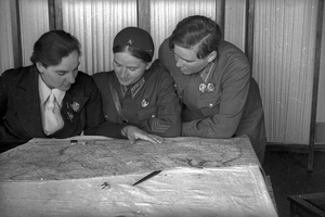 Героический экипаж «Родины» изучает маршрут перелета, сентябрь 1938, г. Москва. Слева направо: Валентина Гризодубова, Марина Раскова, Полина Осипенко.Видео&nbsp;«Спасение "Родины"» и «Марина Раскова» с этой фотографией.