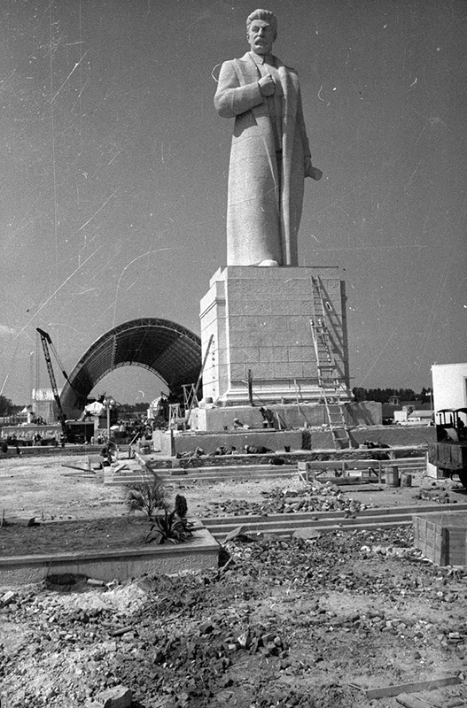 Открытие Всесоюзной сельскохозяйственной выставки. Скульптура Сталина у главного павильона, 1939 год