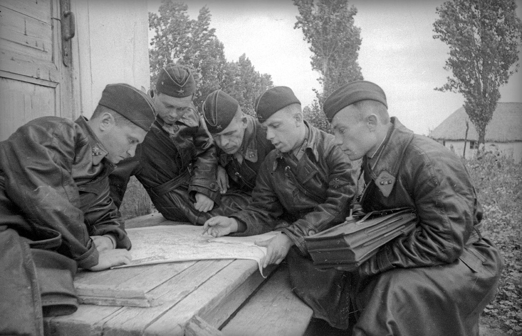 Летчики рассматривают карту полета, 1939 - 1941