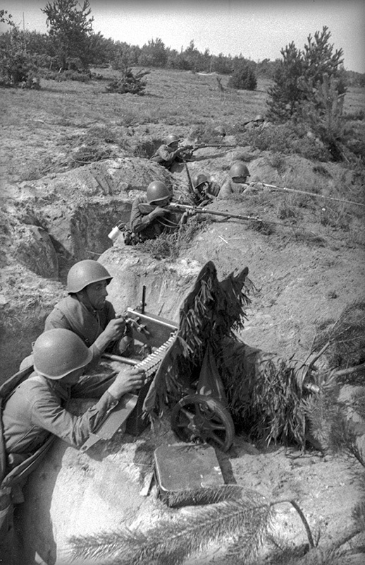 В окопе. Пулеметчики и отделения. Тактические учения в Западном Особом военном округе, август - сентябрь 1940