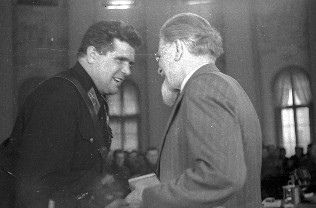 Михаил Калинин вручает награду Михаилу Водопьянову, 1940 - 1941, г. Москва. Видеовыставка «Как Водопьянов в 1941 Берлин бомбил» с этой фотографией.&nbsp;