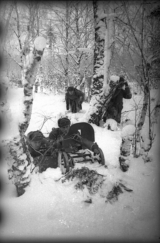В зимнем лагере. Пулеметный расчет занял оборону, январь - февраль 1940