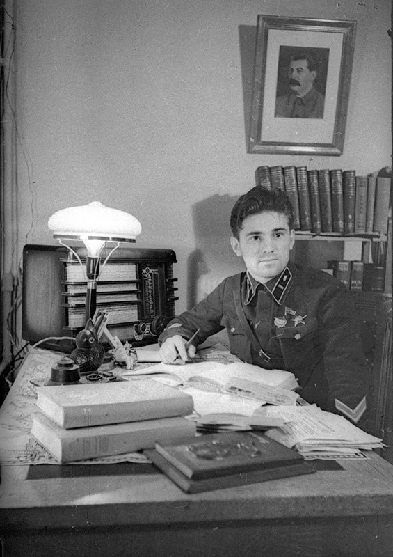Мастер спорта Н. К. Иванов, красноармеец, 1940 год, г. Москва. Военная академия бронетанковых войск. Академия существовала с 1932 года по 1998 год.Располагалась в Екатерининском дворце в Лефортово.