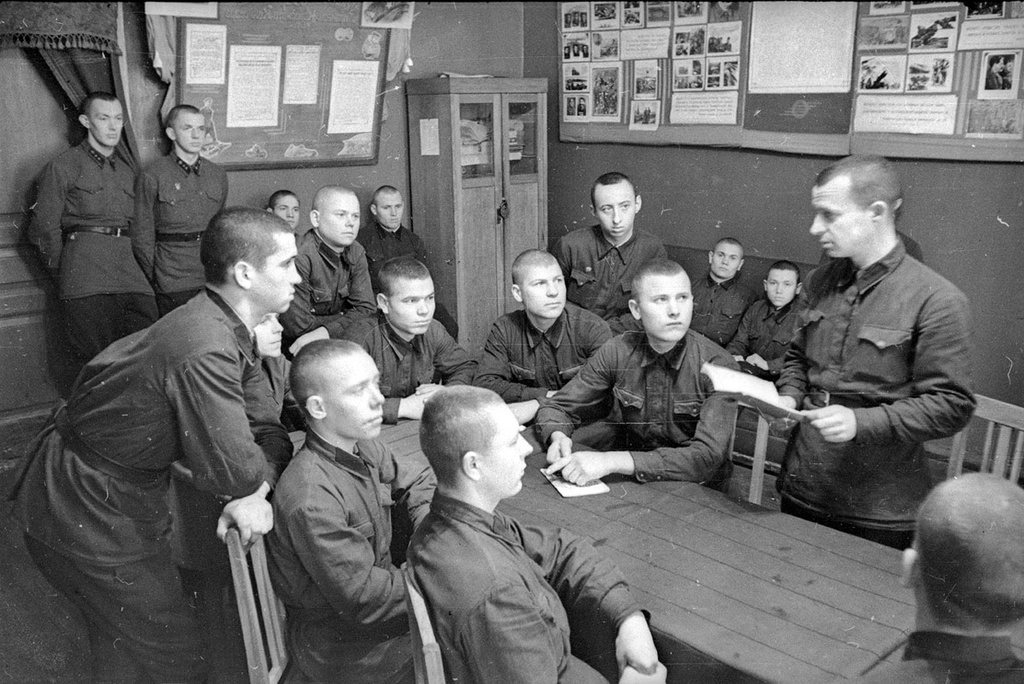 Кандидат биологических наук, красноармеец П.М. Кулинченко проводит беседу с крпасноармейцами о происхождении жизни на Земле, 1940 год