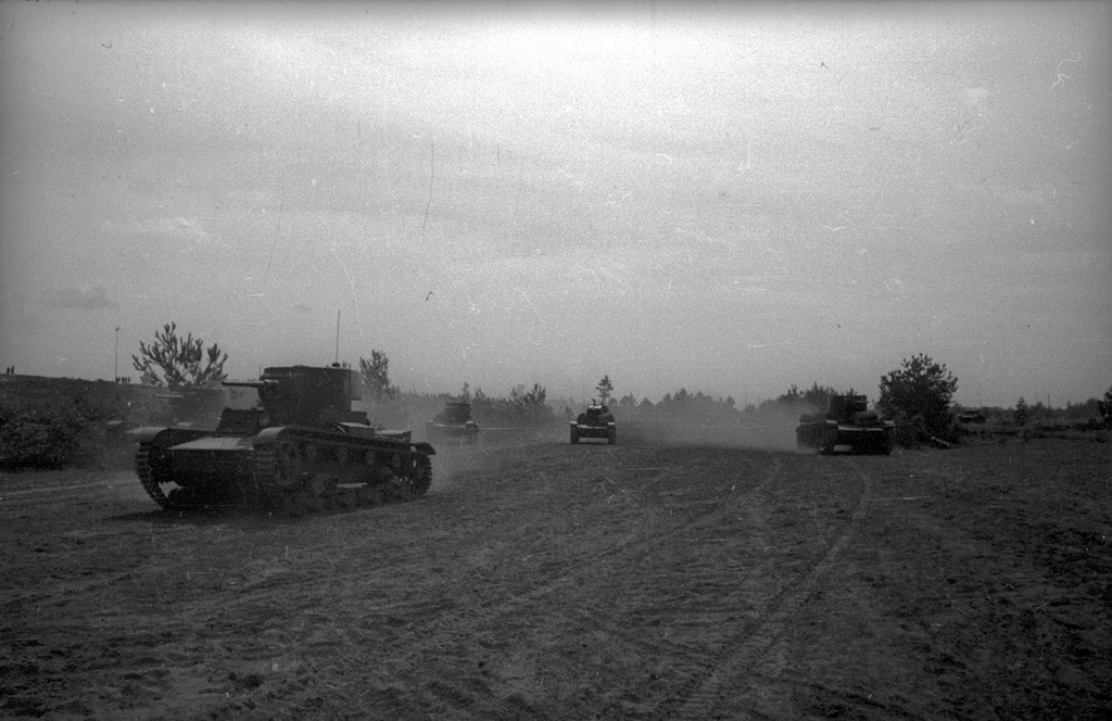 Атака танков. Тяжелая батарея меняет огневую позицию. Тактические учения в Западном Особом военном округе, август - сентябрь 1940