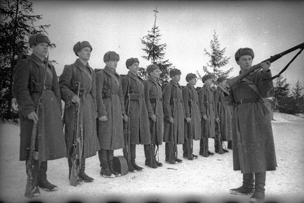 Передовое стрелковое отделение младшего командира Никанора Леухина. Леухин осматривает винтовку перед началом тактических учений, 1939 - 1940
