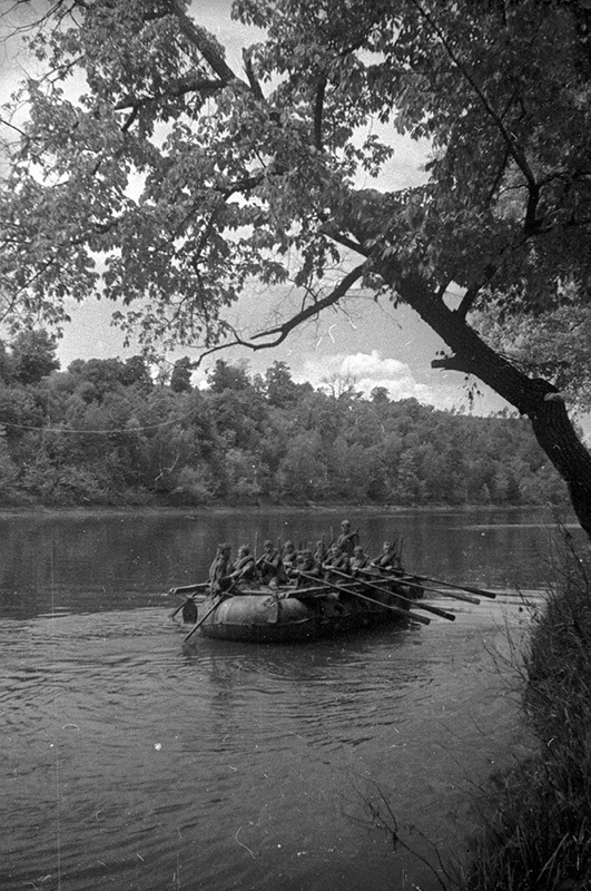 Бойцы на надувной лодке преодолевают водное препятствие, 1939 год