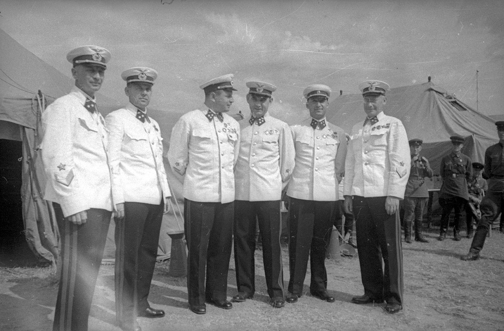 Генералы авиации, 1939 - 1941. День Авиации. Третий слева – Павел Васильевич Рычагов.