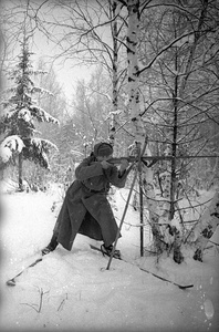 В зимнем лагере. Красноармеец И. Тычный стреляет, стоя, с лыж, январь - февраль 1940