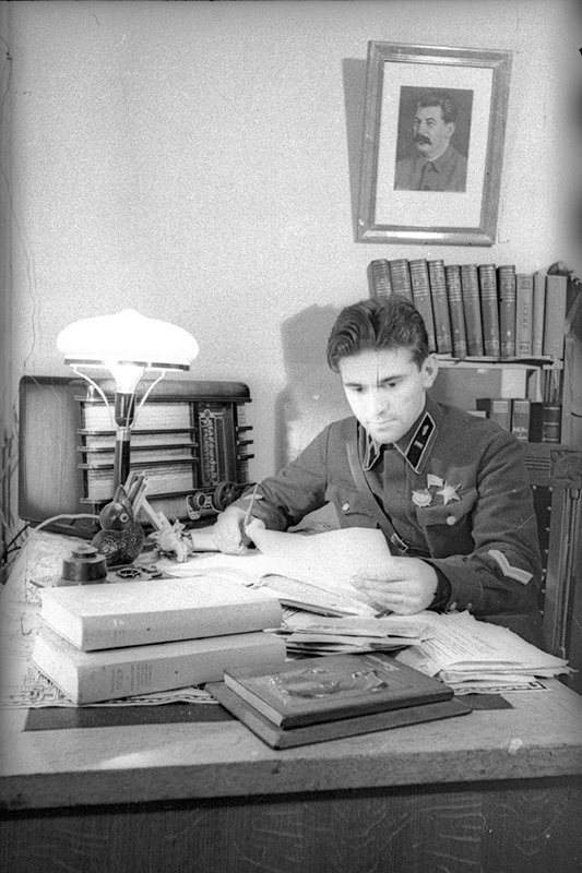 Мастер спорта Н. К. Иванов, красноармеец, 1940 год, г. Москва. Военная академия бронетанковых войск. Академия существовала с 1932 года по 1998 год.Располагалась в Екатерининском дворце в Лефортово.