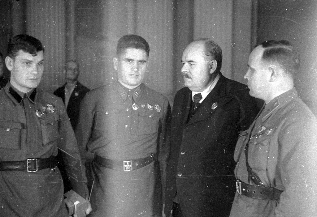 Младший командир М. М. Козлитин, майор Нога, (?) и комбриг Евсеев, 1938 - 1940, г. Москва