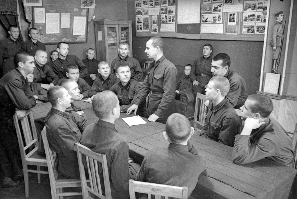 Кандидат биологических наук, красноармеец П.М. Кулинченко проводит беседу с крпасноармейцами о происхождении жизни на Земле, 1940 год