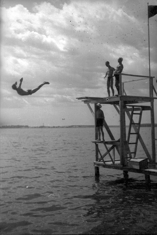 Из серии «Физкультура», 1934 год, г. Москва. 1-я Советская объединенная военная школа РККА имени ВЦИК (ныне – Московское высшее военное командное училище). Летние военные лагеря. Физическая подготовка.