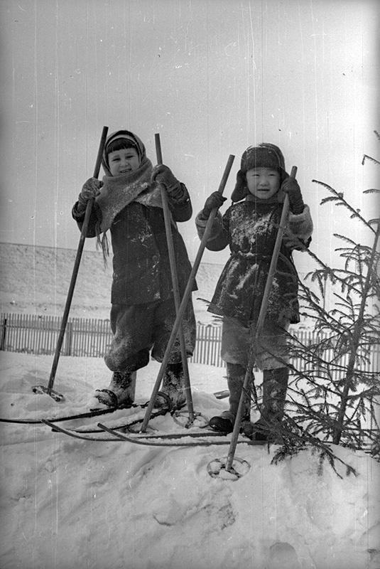 Дети на лыжах, 1932 год. Выставка «15 лучших фотографий Александра Устинова» с этой фотографией.&nbsp;&nbsp;