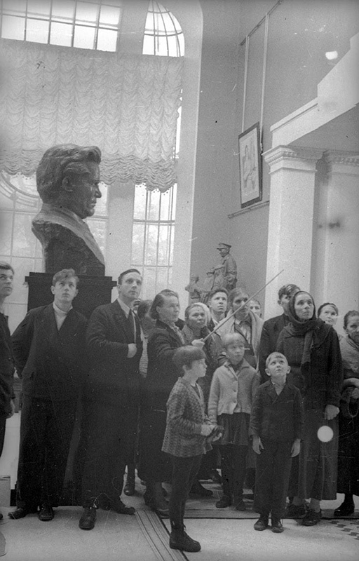 Экскурсия в Музее Кирова, 1938 год, г. Ленинград. Фотографии сделаны в бывшем особняке балерины Матильды Кшесинской. Там Музей С. М. Кирова располагался до 1955 года, после чего особняк Кшесинской был передан музею Октябрьской революции. Сейчас музей расположен в «Доме трех Бенуа», во второй парадной дома № 26/28 по Каменноостровскому проспекту.