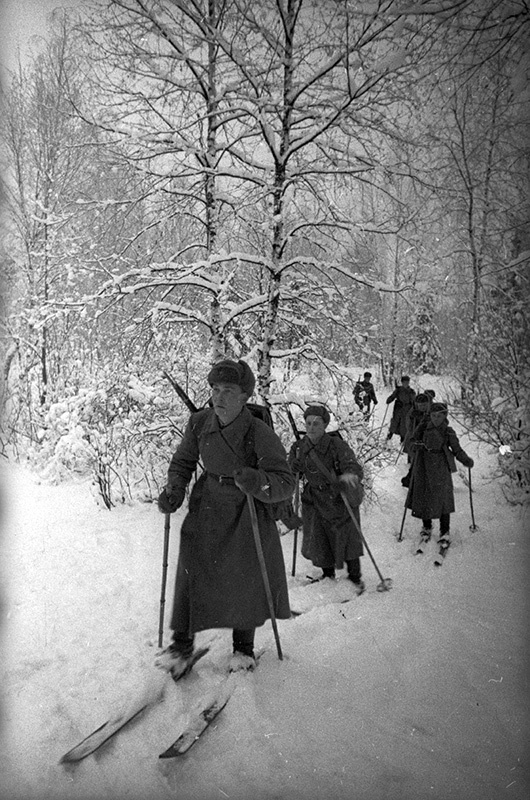 В зимнем лагере. Бойцы на лыжах в лесу, январь - февраль 1940