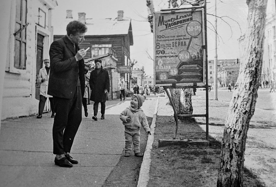 На городской улице, апрель - декабрь 1965, г. Чита. Выставка «Двигатели торговли» с этой фотографией.&nbsp;