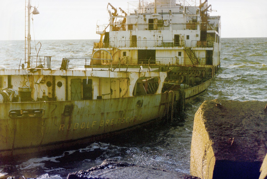 Полузатонувший корабль, выброшенный на камни, 1 - 5 сентября 1991, Литовская ССР, г. Клайпеда. 