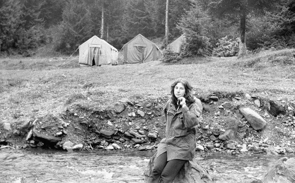 Ольга Клименко у лагеря туристов в Закарпатье, 1 - 29 августа 1978, Закарпатская обл., Межгорский р-н. 