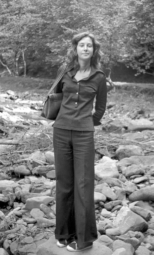 Ольга Клименко в Закарпатье у реки, 1 - 29 августа 1978, Закарпатская обл., Межгорский р-н. 