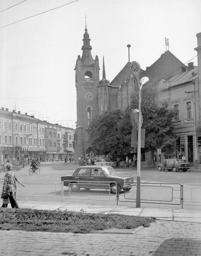 Центральная площадь перед Ратушей, 15 - 30 августа 1978, Закарпатская обл., г. Мукачево. Выставка «Без фильтров–2. Любительская фотография 70-х» с этой фотографией.