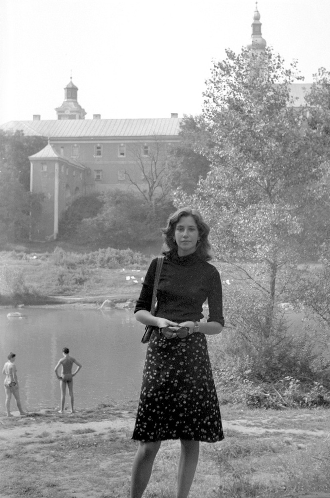 Ольга Клименко на набережной реки Латорица, 15 - 30 августа 1978, Закарпатская обл., г. Мукачево. 