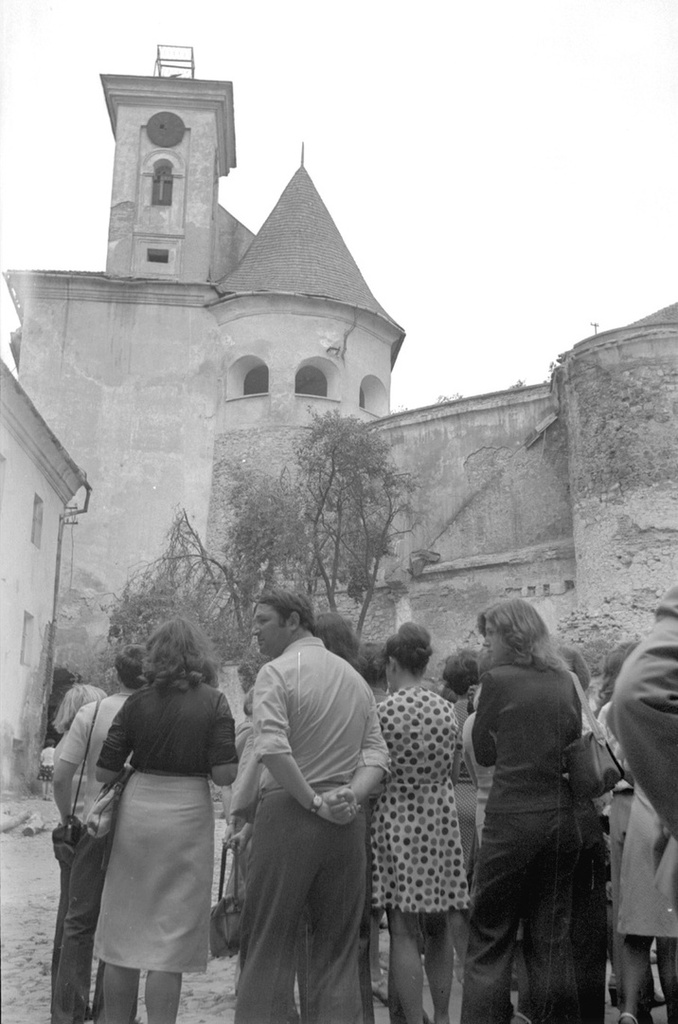 Туристы на территории Мукачевского замка, 10 - 30 августа 1978, Украинская ССР, Закарпатская обл., г. Мукачево, квартал Паланок. 