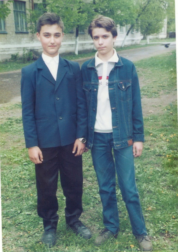 Школьные друзья, 10 сентября 1998, Брянская обл., г. Клинцы. Фотография из архива Егора Быкова.