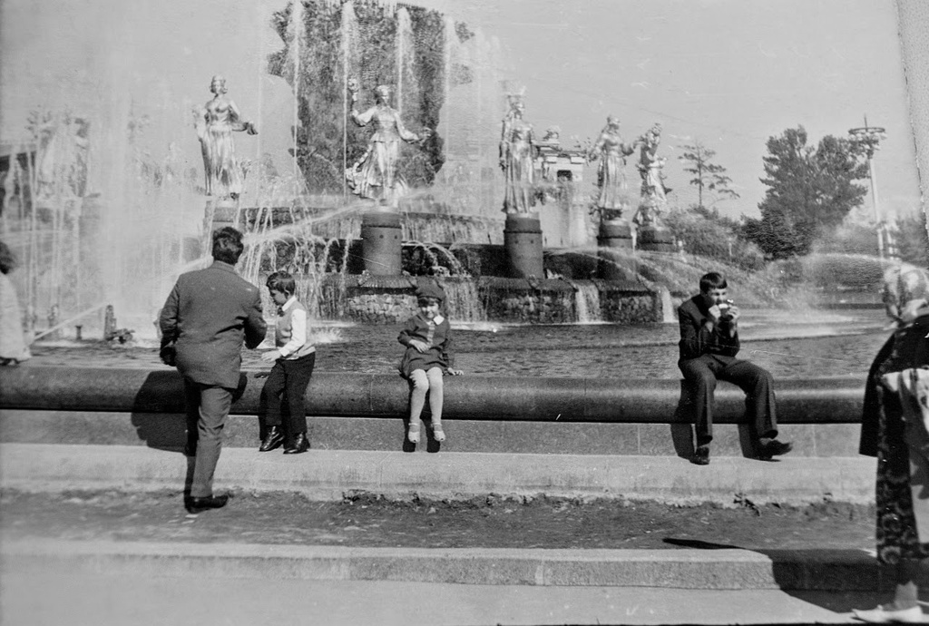 У фонтана «Дружба народов», май - декабрь 1969, г. Москва. 
