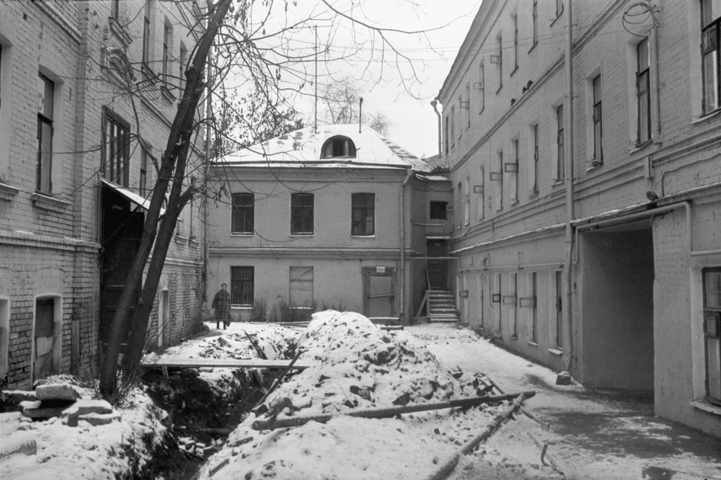 Московские улицы и дворики конца 1980-х годов, 15 октября 1988 - 20 ноября 1991, г. Москва. Выставка «Московские дворы» с этой фотографией.