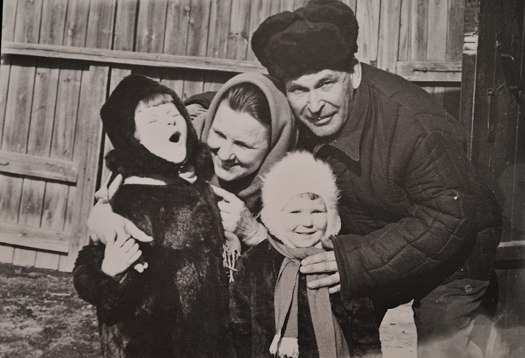 В гостях у бабушки с дедушкой, апрель - декабрь 1968, г. Чита. Выставки:&nbsp;«Не забывайте радовать людей улыбкой»,&nbsp;«Бабушки, дедушки и внуки» с этой фотографией.