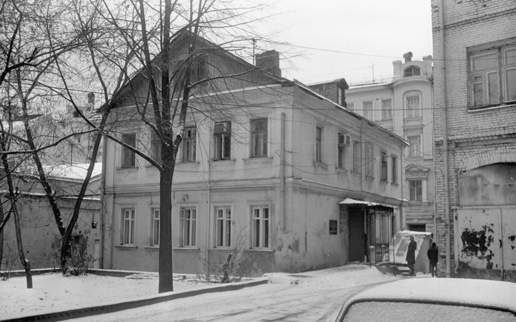Московские улицы и дворики конца 1980-х годов, 15 октября 1988 - 20 ноября 1991, г. Москва. Выставка «Московские дворы» с этой фотографией.