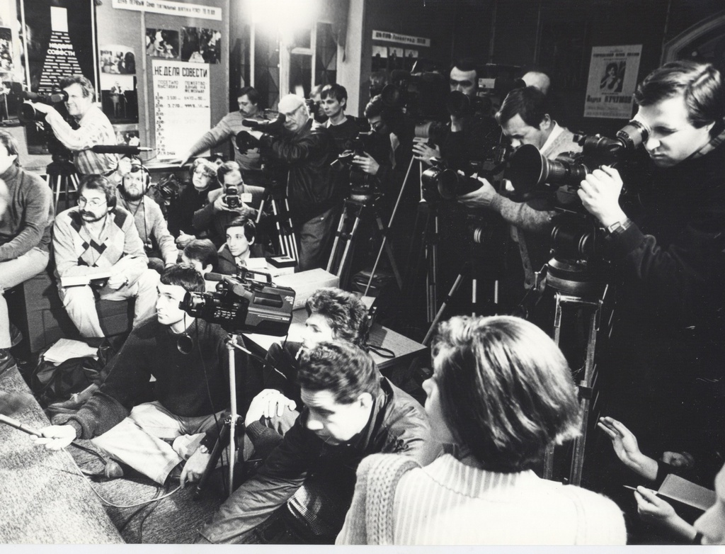 Журналисты на «Неделе совести» в ДК МЭЛЗ, 19 - 26 ноября 1988, г. Москва. Слева – журналист Владислав Листьев.ДК МЭЛЗ – Дом культуры Московского электролампового завода (ныне Дворец на Яузе).«ОТ РЕДАКЦИИ. Мы благодарны органам массовой информации, широко и благосклонно освещавших ход Недели; также тем из них, кто вначале привычно оглядывался и отказывался, даже получив приглашение участвовать».&nbsp;Огонек, № 48, ноябрь 1988.Фильм «30 лет совести» с этой фотографией.