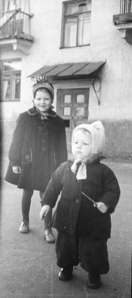 Самостоятельная прогулка, 1957 год, Московская обл., г. Люберцы. Выставка «Немного детства из небольшого городка 1950-х» с этой фотографией.