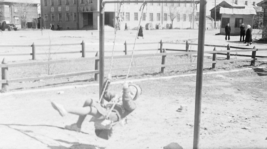 На качелях, 1957 год, Московская обл., г. Люберцы. Выставка «Немного детства из небольшого городка 1950-х» с этой фотографией.