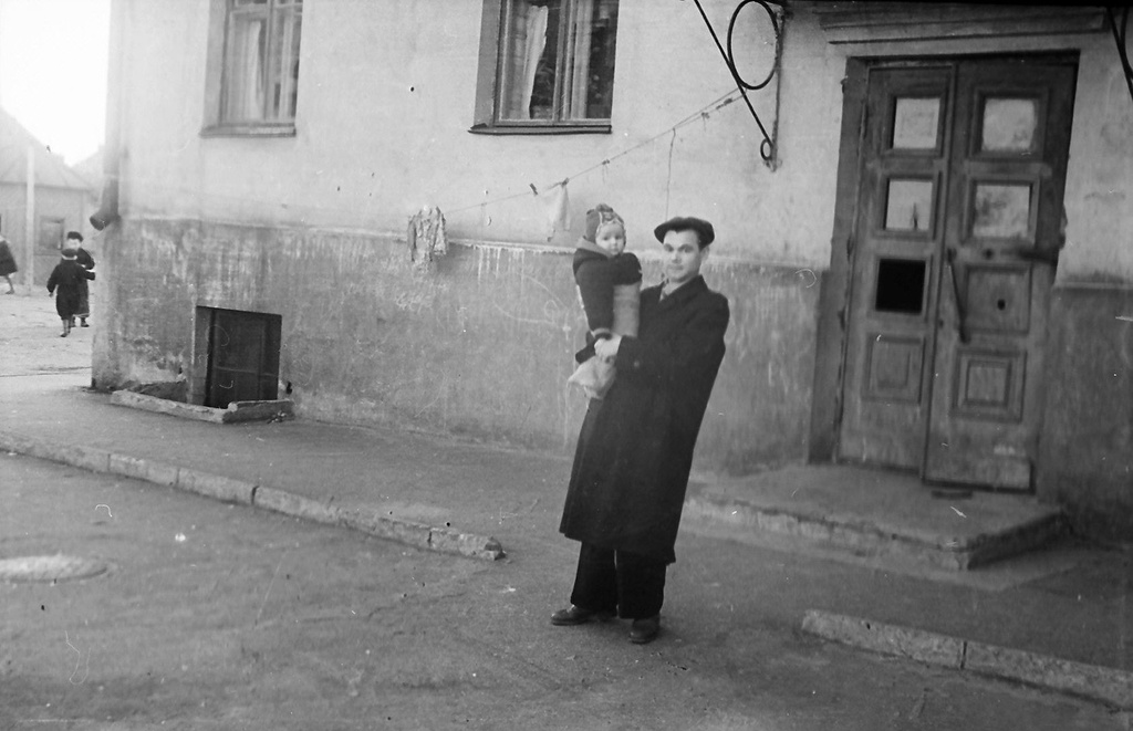 С папой во дворе, 1956 год, Московская обл., г. Люберцы. Выставки&nbsp;«Немного детства из небольшого городка 1950-х», выставка «Без фильтров. Любительская фотография Оттепели и 60-х» с этой фотографией. 
