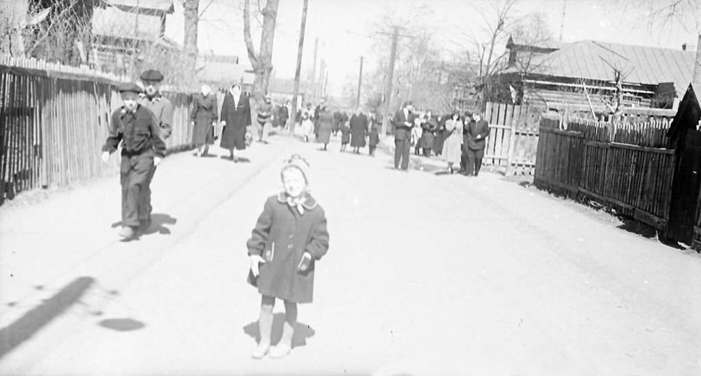 Улица городка, 1957 год, Московская обл., г. Люберцы. Выставка «Немного детства из небольшого городка 1950-х» с этой фотографией.