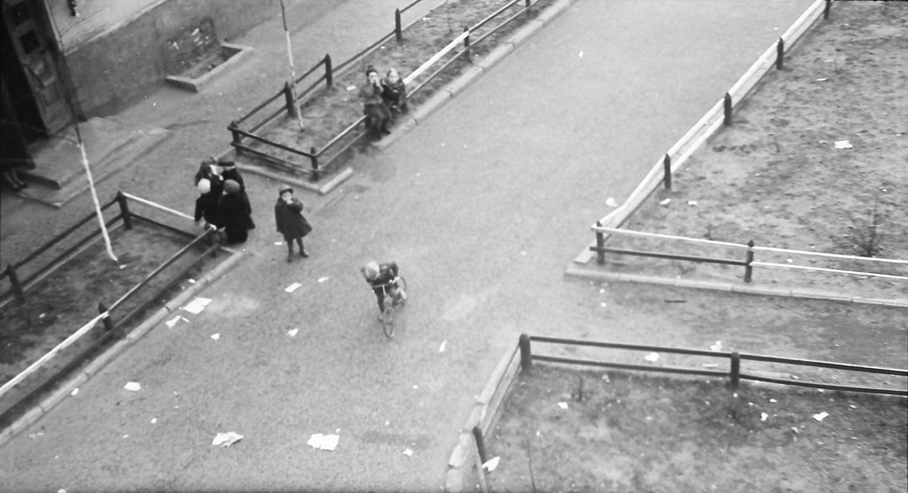 Игры детей во дворе, 1957 год, Московская обл., г. Люберцы. Выставка «Немного детства из небольшого городка 1950-х» с этой фотографией.