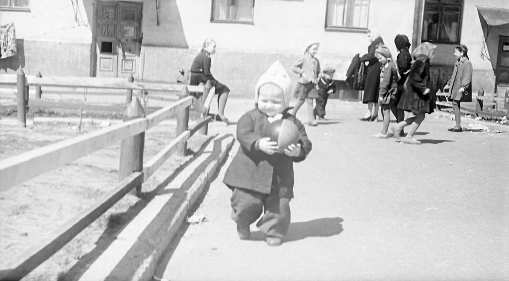 С мячом во дворе, 1957 год, Московская обл., г. Люберцы. Выставка «Немного детства из небольшого городка 1950-х» с этой фотографией.