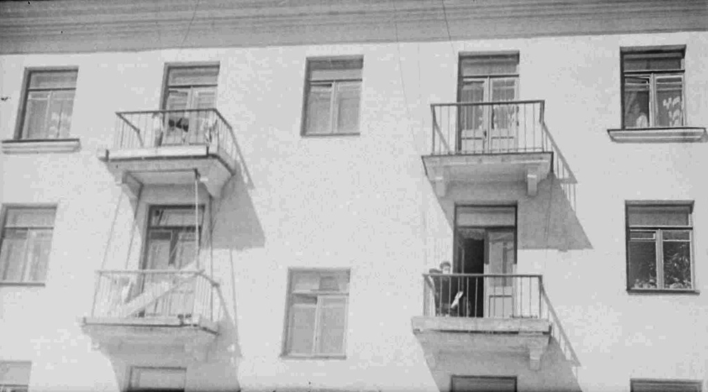 Вид на окна дома, 1957 год, Московская обл., г. Люберцы. Выставка «Немного детства из небольшого городка 1950-х» с этой фотографией.