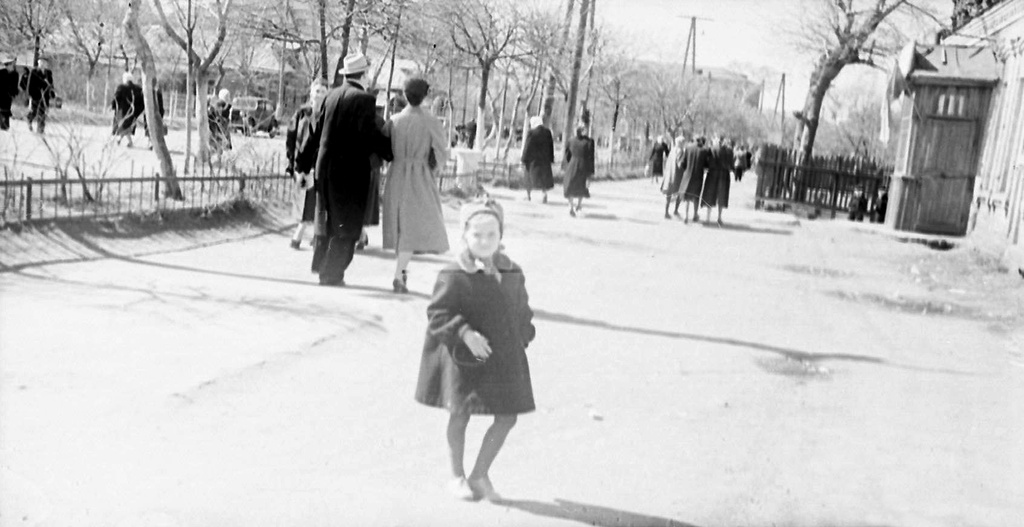 Прогулка по улице, 1957 год, Московская обл., г. Люберцы. Выставка «Немного детства из небольшого городка 1950-х»&nbsp;с этой фотографией.